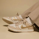 Tênis Nike Dunk Low Dourado